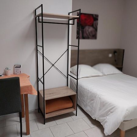 Le Petit Logis Hotell Beaumont-en-Véron Exteriör bild
